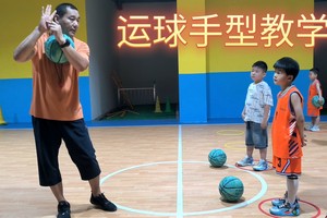  儿童篮球学员如何通过趣味训练获得初步成果？
